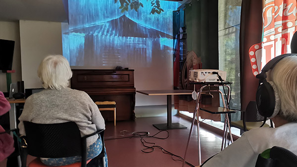Reg Poletto en pleine séance de musicothérapie