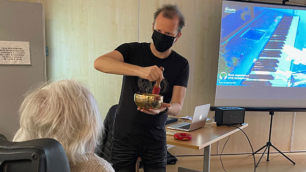 Reg Poletto en pleine séance de musicothérapie