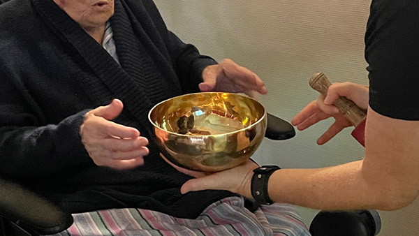 Reg Poletto en pleine séance de musicothérapie